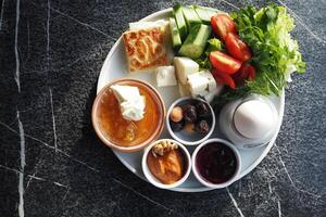 Turks ontbijt geserveerd Aan tafel foto