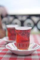 traditioneel Turks thee Aan wit tafel . foto