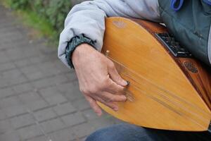 mannen spelen traditioneel muziek- instrument Turks saz foto