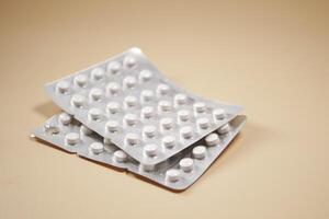close-up van pillen van blisterverpakking op tafel foto