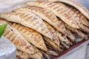 bakken en roosteren vis Aan barbecue grillen. foto