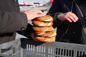 mannen Holding stack van Turks bagel simit foto