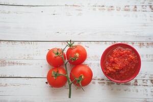 tomaat Plakken met rijp tomaten. foto