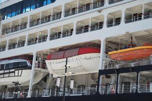 kalkoen Istanbul 19 juni 2023.cruise schip met de rivier- piloten boot gehecht. dichtbij omhoog. foto