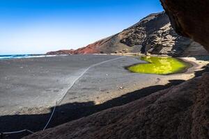 groen lagune Bij el golfo, lanzarote, kanarie eilanden foto