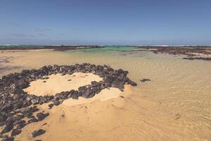 de kust van atlantic oceaan in de buurt stad- orzola Aan lanzarote, kanarie eilanden, Spanje foto