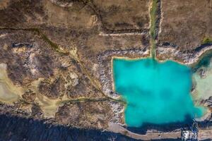 antenne visie van gedegradeerd landschap. vernietigd land. visie van bovenstaande. industrieel plaats foto