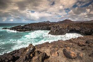 rotsachtig kust van los hervideros, Lanzarote foto