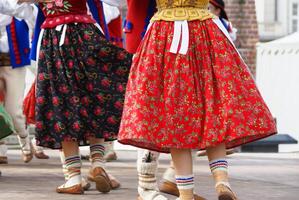 horizontaal kleur beeld van vrouw Pools dansers in traditioneel folklore kostuums Aan stadium foto