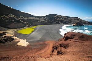 groen lagune Bij el golfo, lanzarote, kanarie eilanden foto