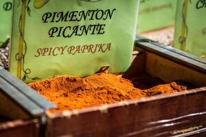 specerijen op te slaan Bij de oosters markt in granada, Spanje foto