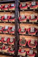 kruiden, zaden en thee verkocht in een traditioneel markt in granada, Spanje foto