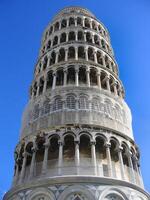 de beroemd leunend toren in Pisa Aan bewolkt lucht achtergrond foto