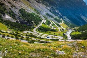 serpentijn berg weg in Italiaans Alpen, stelvio slagen voor, passo dello Stelvio, stelvio natuurlijk park foto