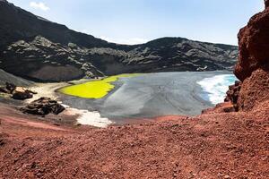 groen lagune Bij el golfo, lanzarote, kanarie eilanden foto