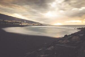 zwart kiezelsteen strand in puerto de la cruz door de zonsondergang , tenerife, kanarie eilanden Spanje foto