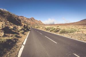 woestijn eenzaam weglandschap in het nationale park van vulkaanteide, Tenerife, Canarische Eilanden, Spanje foto