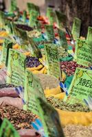 specerijen op te slaan Bij de oosters markt in granada, Spanje foto