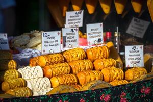 traditioneel Pools gerookt kaas oscypek Aan buitenshuis markt in zakopane foto
