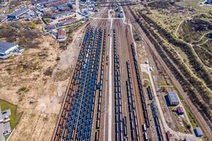 lading treinen. antenne visie van kleurrijk vracht treinen Aan de spoorweg station. wagons met goederen Aan spoorwegantenne visie foto