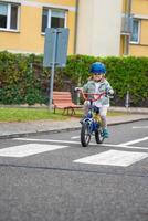 weinig meisje naar rijden openbaar fiets Aan verkeer speelplaats in Praag, Tsjechisch republiek, Europa foto