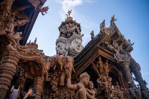 heiligdom van waarheid houten tempel in pattaya Thailand is een gigantisch hout bouw gelegen Bij de kaap van naklua pattaya stad. heiligdom van waarheid tempel. foto