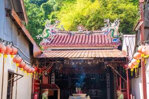 georgetown, Maleisië - december 18, 2023. taoïstisch tempel vertalen Leuk vinden houten huis in tanjung tokong Oppervlakte in georgetown, Maleisië foto