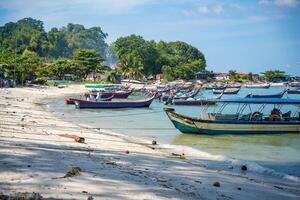 visvangst boten Aan de zee en strand van George stad- stad in de afstand Aan de zeestraat van Malakka in penang, Maleisië. foto