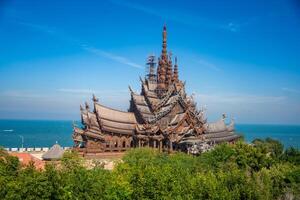 heiligdom van waarheid houten tempel in pattaya Thailand is een gigantisch hout bouw gelegen Bij de kaap van naklua pattaya stad. heiligdom van waarheid tempel. foto