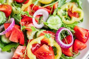 groentesalade tomaat, komkommer, paprika, ui gezonde vegetarische maaltijd foto