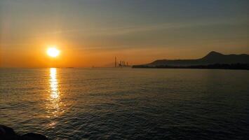 zonsopkomst in de buurt Paiton stoom- macht fabriek en baluran bergen, probolinggo, oosten- Java, Indonesië foto