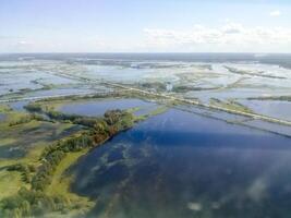 top visie van de olie en gas- veld. wetlands en ingangen naar industrieel faciliteiten. foto