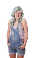 jong vrouw met groen haar- en jeans tuinbroek foto