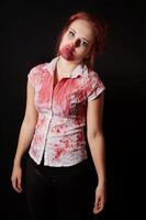 vrouw zombie met bloederig mond en blouse foto