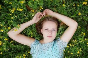 jong vrouw in een veld- van bloemen foto