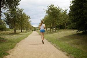 jonge vrouw joggen foto