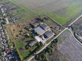 verlaten en geplunderd ether-olie fabriek in de dorp. foto