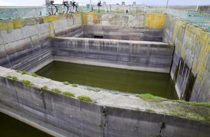 buffer tanks Bij de waterweg opening poorten foto