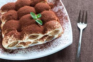 tiramisu Aan de bord Aan de houten achtergrond foto