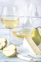 glas van wit wijn met kaas en peren foto