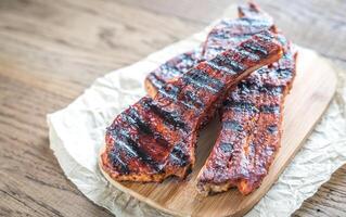 gegrild varkensvlees ribben Aan de bakken papier foto