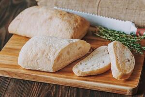 ciabatta Aan houten bord foto