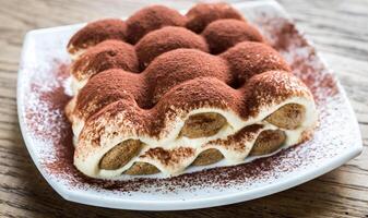 tiramisu Aan de bord Aan de houten achtergrond foto