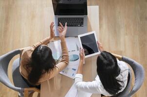 twee vrouw accountants hebben een team vergadering naar samenvatten financieel informatie in de kantoor foto