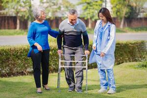 senior Mens Aan rolstoel met dokter en vrouw foto