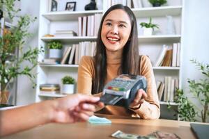 mensen betalen Bill met credit kaart door scannen Aan een kaart machine. elektronisch betaling foto