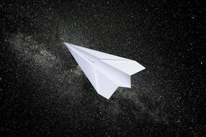 wit papier vliegtuig Aan een sterrenhemel achtergrond. de symbool van vrijheid en privacy Aan de internet foto