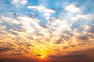 lucht, zonsopkomst, zonsondergang, luxe zacht helling oranje goud wolken en goud zonlicht tussen groep van blauw clound lucht perfect voor de achtergrond, nemen in eeuwigheid, schemering, hoog definitie landschap foto