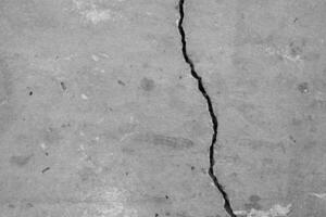 gebarsten beton muur gebroken muur Bij de buiten cement hoek dat uitgevoerd met aardbeving en ingestort grond foto