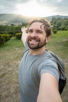 jong volwassen nemen een selfie in een natuurlijk toerisme landschap. foto